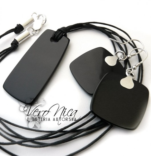 Simply black VeroNica