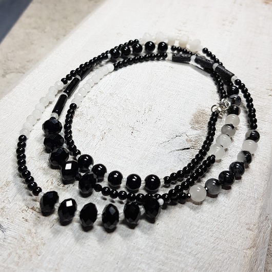 korale Czarno-biały długi sznur korali kors2