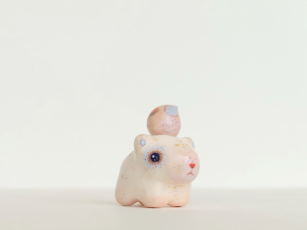 figurki i rzeźby Miniaturowa figurka Misia z Ptaszkiem na grzbiecie