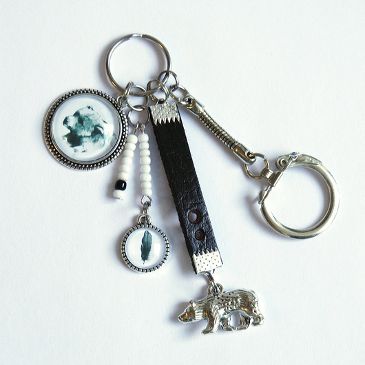 breloki Breloczek - Niedźwiedź, piórko, rzemień