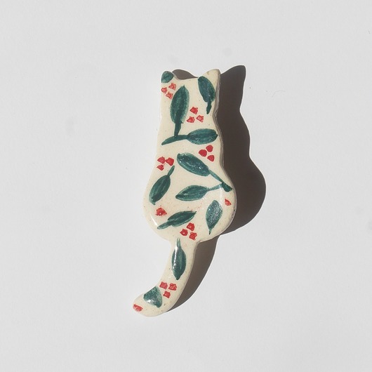 broszki Ceramiczna broszka kot w liście i kropki
