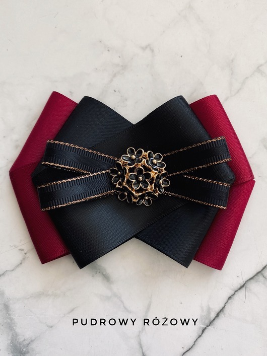 broszki Klasyk! Brosza  z delikatnymi czarno złotymi kwiatkami