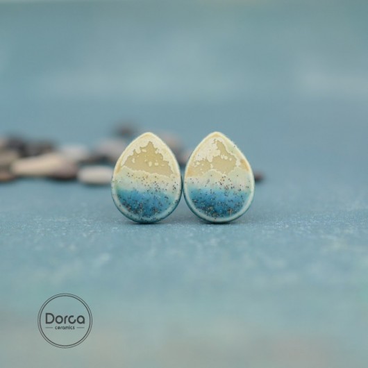 Migdał beżowy z niebieskim - ceramiczne kolczyki Dorca