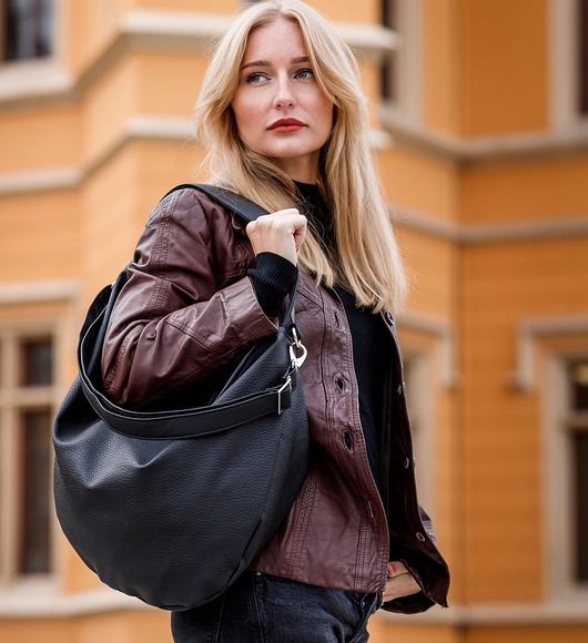 Czarna torebka worek ze skóry ekologicznej Karolina Audycka