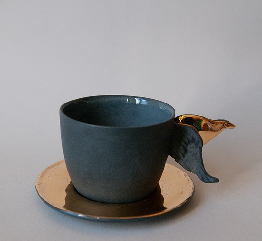 Filiżanka ze skrzydłami i złotym spodkiem Pangzi Ceramics