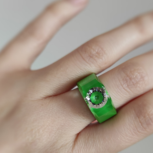 pierścionek z żywicy Zielony pierścionek z cyrkonią