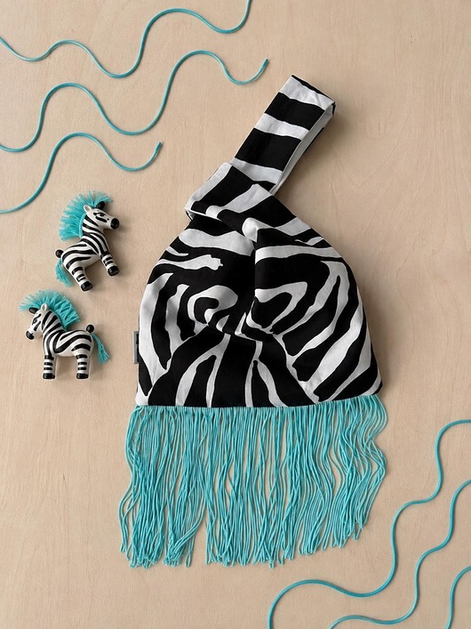 torebki do ręki Torebka zebra z błękitnymi frędzlami, na nadgarstek, do ręki, Namineso Drape