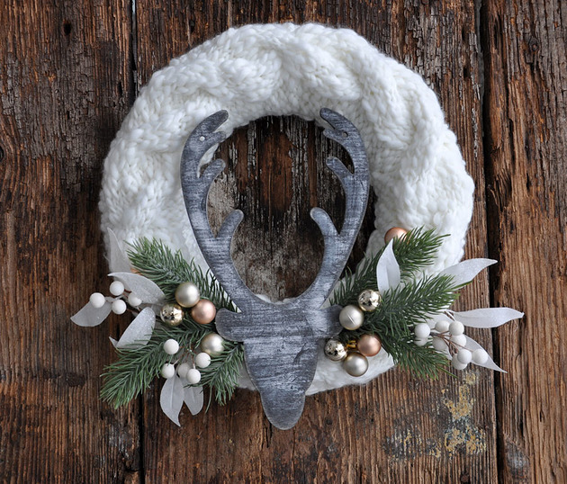 wianki bożonarodzeniowe Świąteczny wianek w sweterku