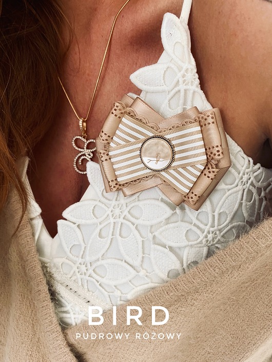 broszki Brosza z kolekcji BIRD z masy perłowej z cudnym ptaszkiem NEW