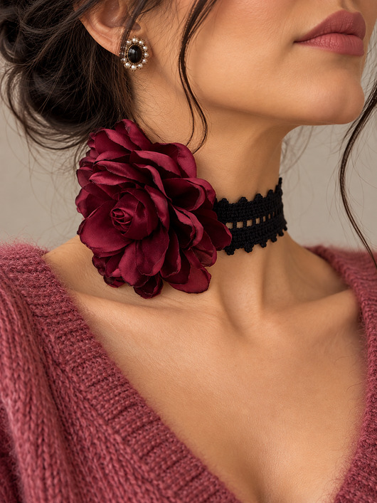 chokery Czarny koronkowy retro choker z piękną bordową różą