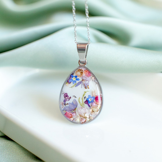 wisiory Wisiorek z kompozycją kwiatową