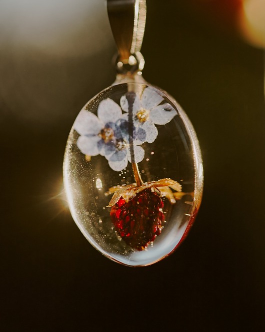 srebrne naszyjniki Naszyjnik z żywicy z niezapominajkami i poziomką