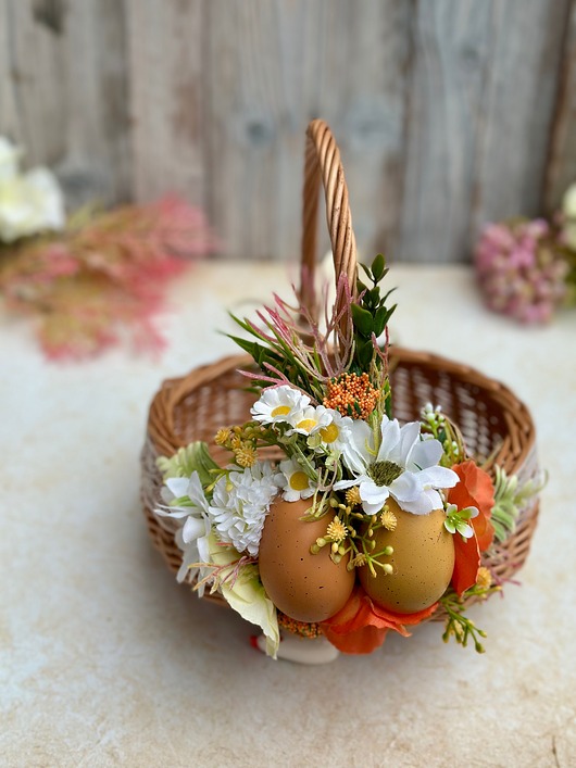 koszyki wielkanocne Wielkanocny koszyczek na święconkę, koszyczek z dekoracją