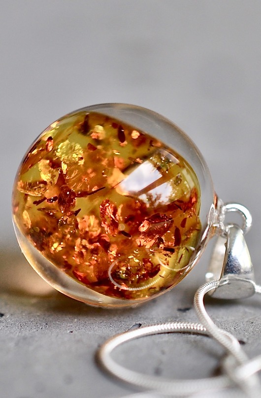 Bursztyn w naszyjniku Grol Jewellery