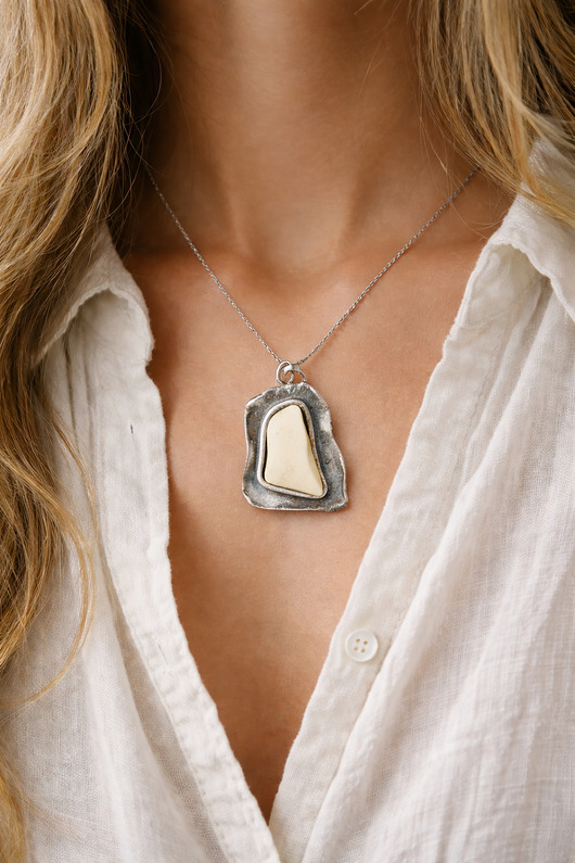 wisiory Kremowy bursztyn surowy - Wisiorek bursztynowy - Zawieszka z bursztynem