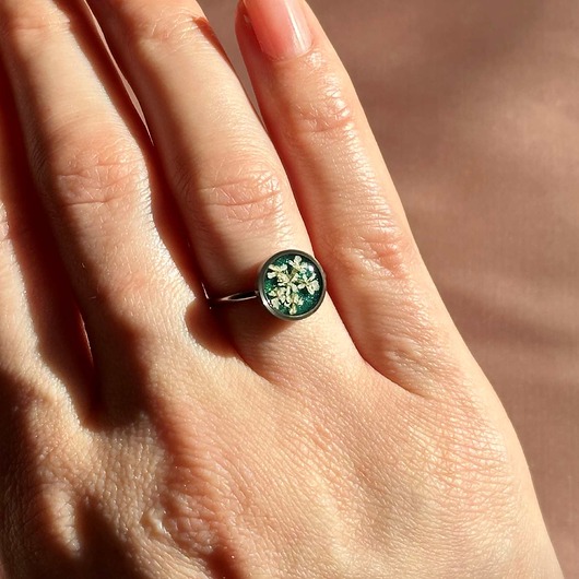 pierścionek z żywicy Regulowany pierścionek z kwiatami