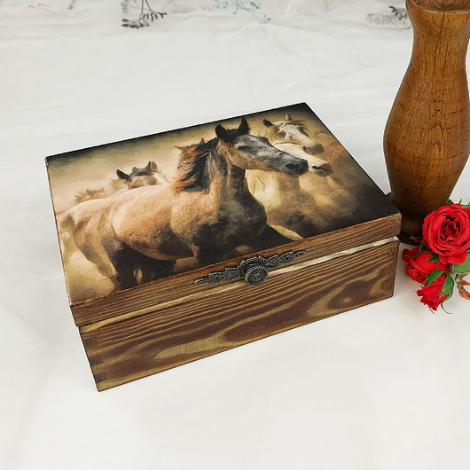 skrzynki, kufry i pudła Szkatułka - pędzące konie