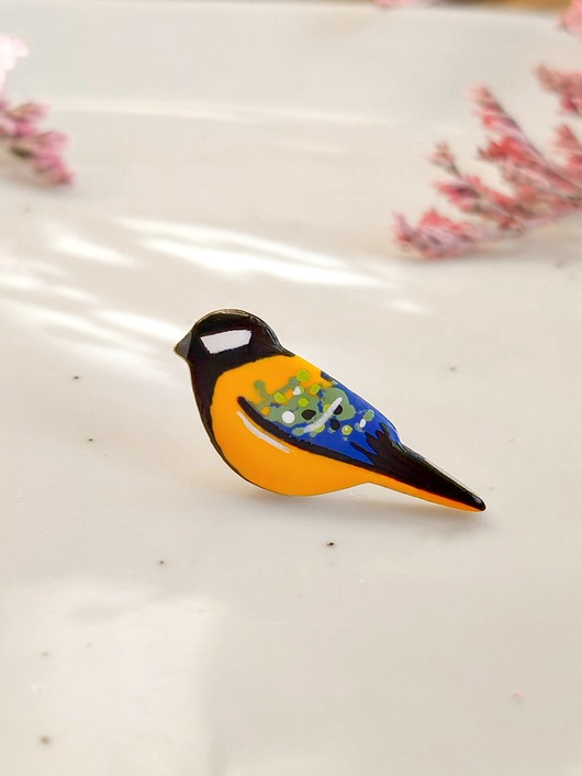 przypinki Pin z Sikorką Bogatką, romantyczna biżuteria z ptakiem, prezent dla niej