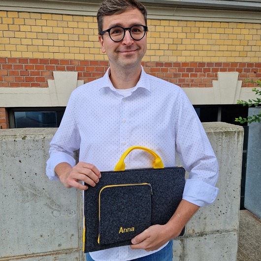 etui na laptopa Personalizowane etui MacBook ciemnoszare rączka żółta