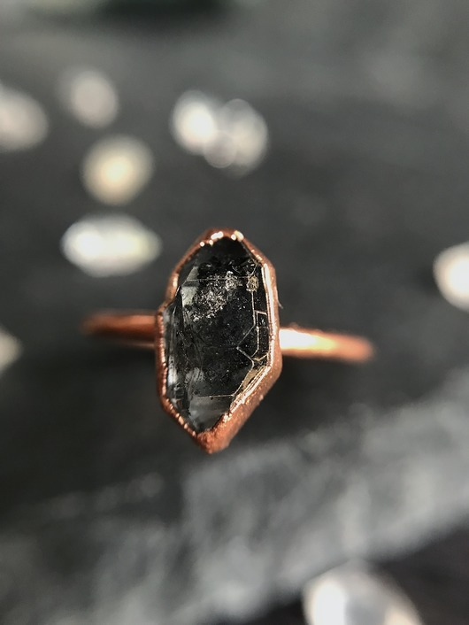 Pierścionek miedziany z "diamentem" Herkimer Marikart Studio