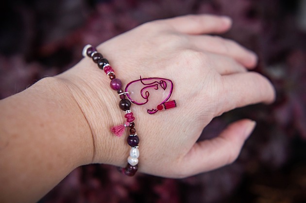 bransoletki - inne Bordowa bransoletka z kamieni z ręcznie rysowaną zawieszką