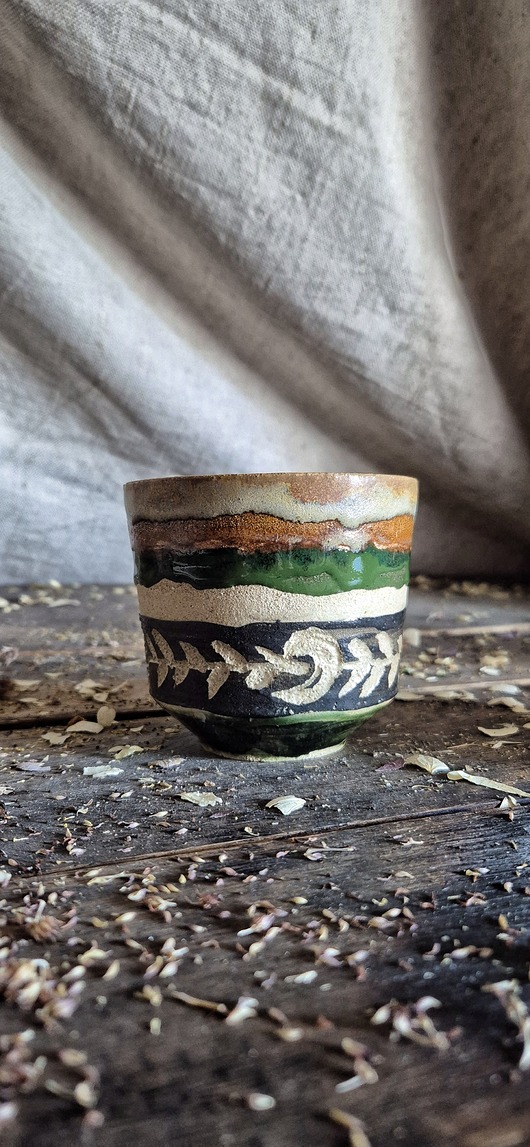kubki Kubek sgraffito zieleń i brąż, kubek wiejski, kubek pola, lasy