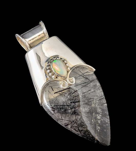 wisiory Królowa -Kwarc z turmalinem i opal