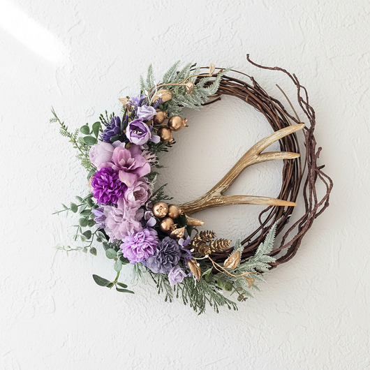 wianki bożonarodzeniowe Zimowy wieniec - fioletowe kwiaty i róg (26cm)