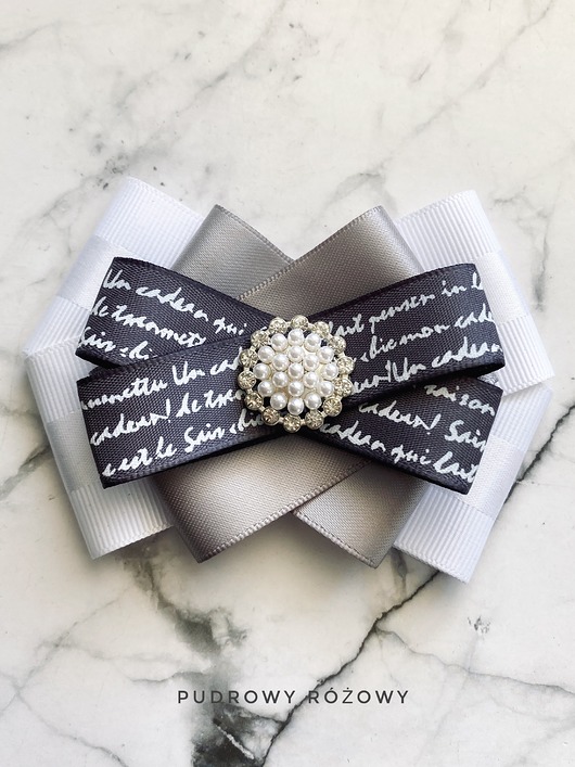 broszki Delikatna Brosza  z napisami  i z perełkami  NEW