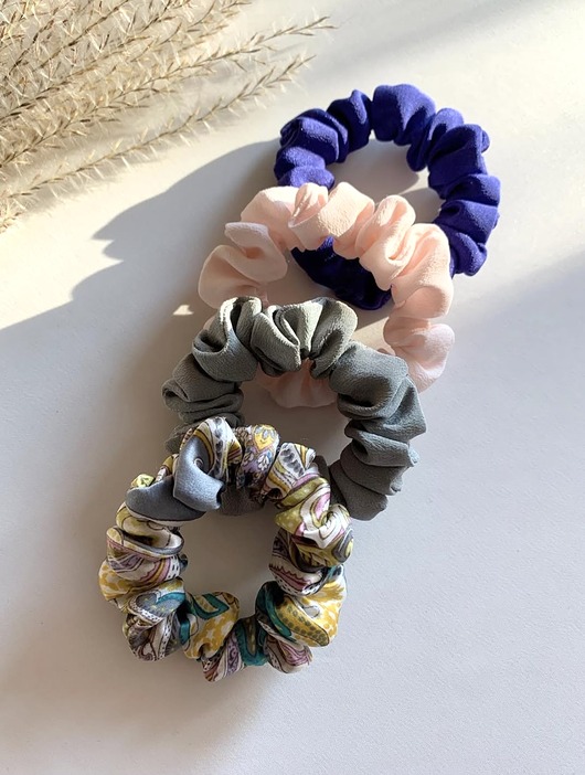 gumki do włosów Zestaw 4  jedwabnych gumek do włosów w wersji mini