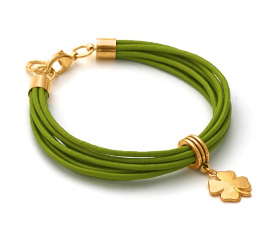 Strap with clover pendant in green. Lavoga