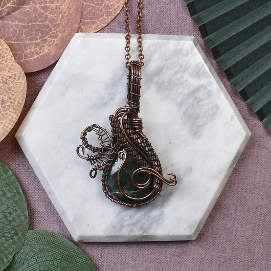wisiory Miedziany wisiorek wire wrapping z zielonym onyksem #230