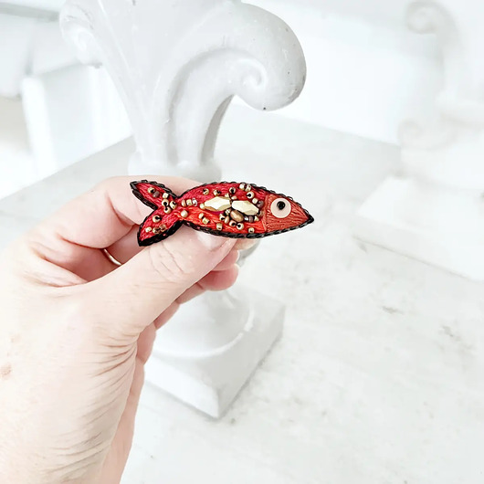 broszki Broszka RYBKA 19 śledzik ręcznie haftowana przypinka morska