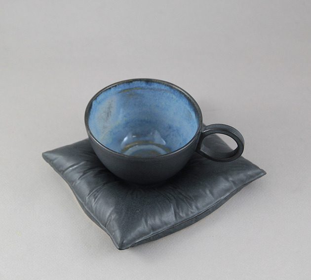 kubki i filiżanki Filiżanka na poduszce M - grafit błękit