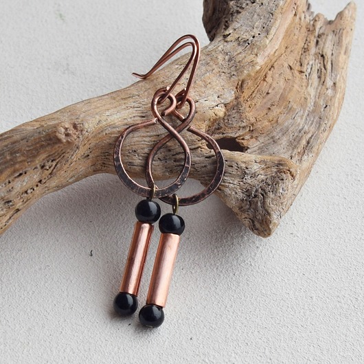 kolczyki z miedzi Kolczyki z kutej, oksydowanej miedzi i onyksu /1/