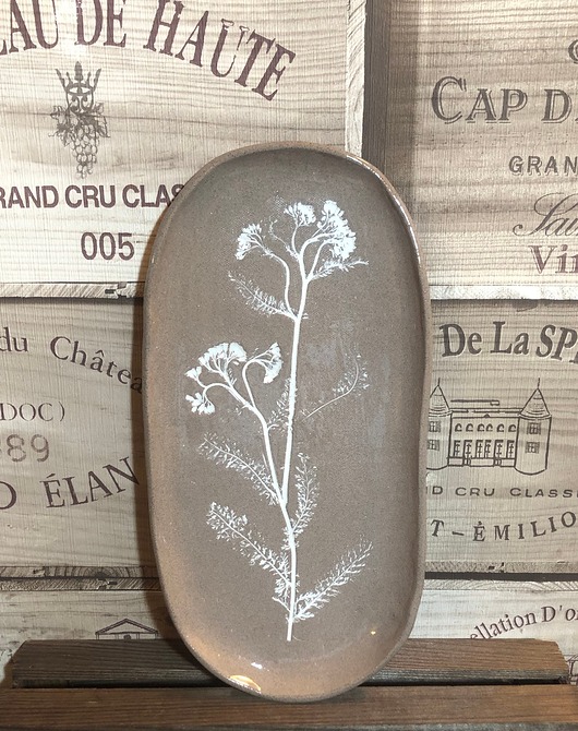 patery i talerze Beżowa patera z kwiatem