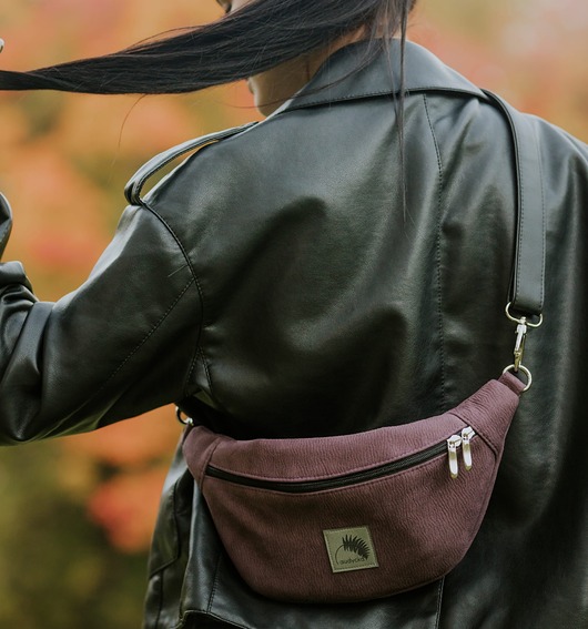 saszetka nerka Śliwkowa nerka z wodoodpornego nubuku tapicerskiego