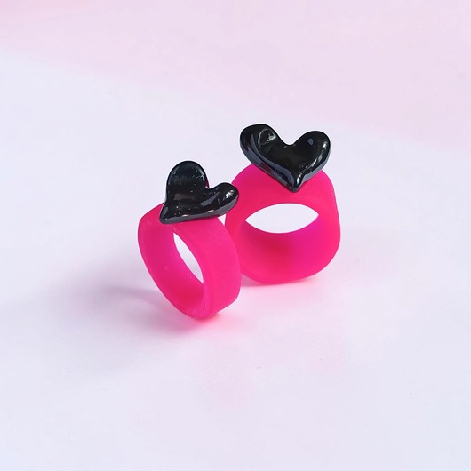 pierścionek z żywicy Pierścień z żywicy : wąski : HEART : neon pink & black