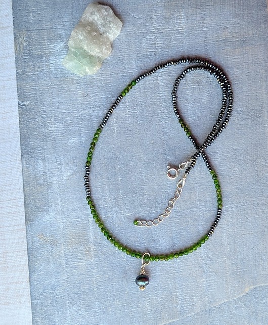 srebrne naszyjniki Bajeczny diopsyd, naszyjnik z opalem i perełką