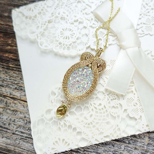 wisiory Złoty wisiorek soutache