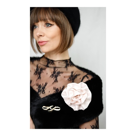 broszki Jasnoróżowa jedwabna broszka