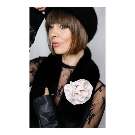 broszki Jasnoróżowa jedwabna broszka