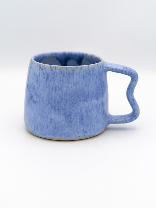 kubki Ceramiczny kubek z falistym uszkiem