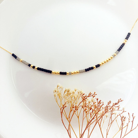 delikatny naszyjnik black  boho styl Anemon Atelier