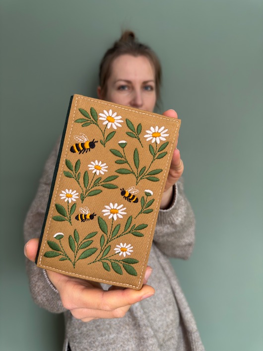 portfele damskie Haftowany portfel - pszczoły