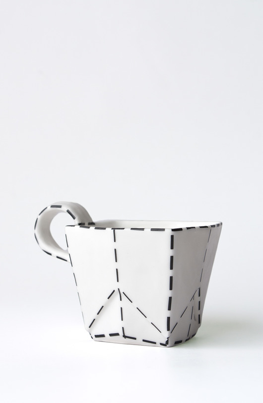 Prcelanowa filiżanka w przerywane czarne linie Pangzi Ceramics