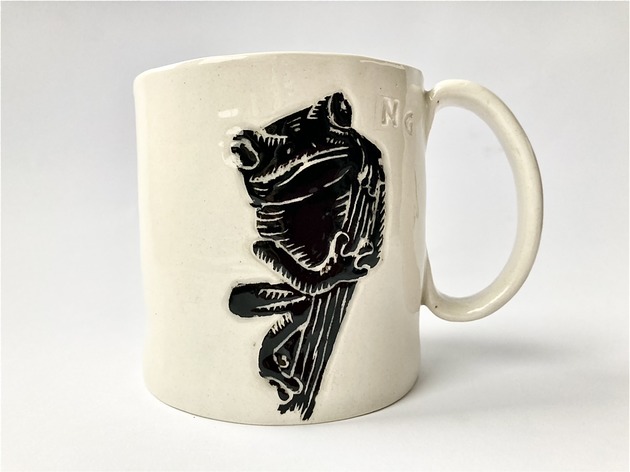 Komplet kubek z  żabą wraz z podstawką. NG Autorska bizuteria ceramiczna