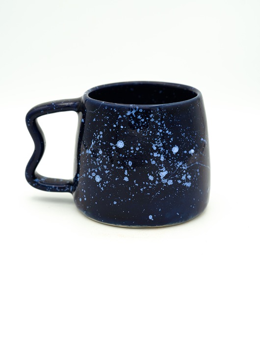 kubki Ceramiczny kubek z falistym uszkiem