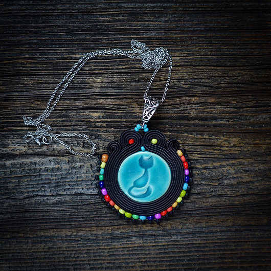 wisiory Kolorowy  naszyjnik soutache z kotkiem