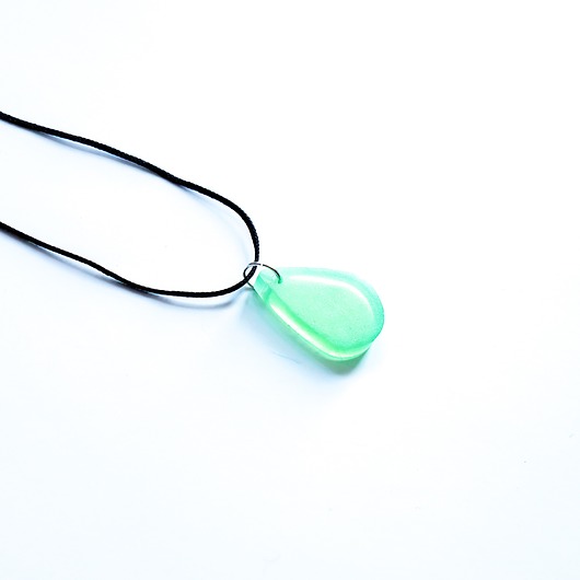 wisiory Zielony wisiorek łezka świecący w ciemności i UV 2,5 cm handmade jasny
